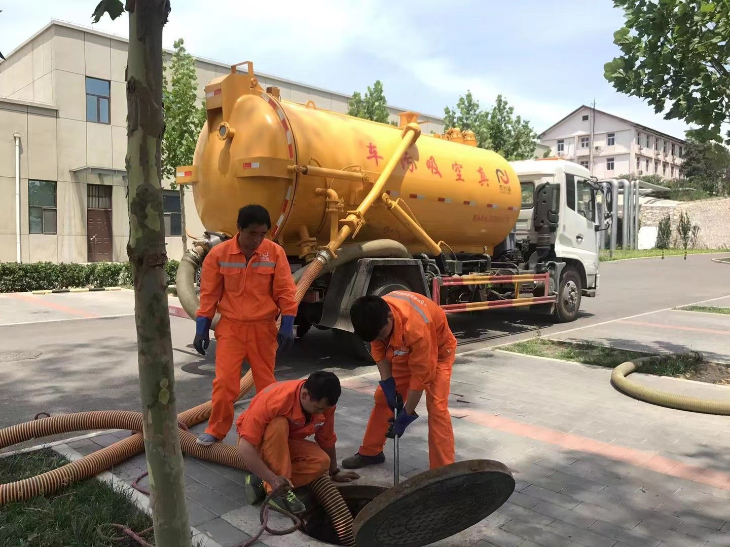 会文镇化粪池清理与5-8吨吸粪车施工效率分析